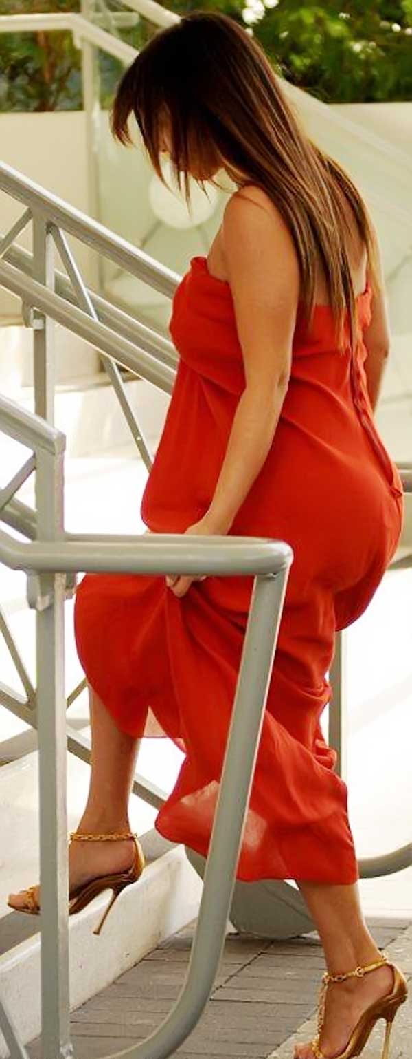 صور كيم كاردشيان بثوب احمر يشبة العباية 2012