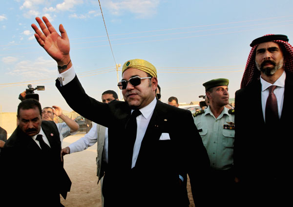 صور ملك المغرب في مخيم الزعتري 2012 - صور الملك محمد السادس في مخيم الزعتري 2012