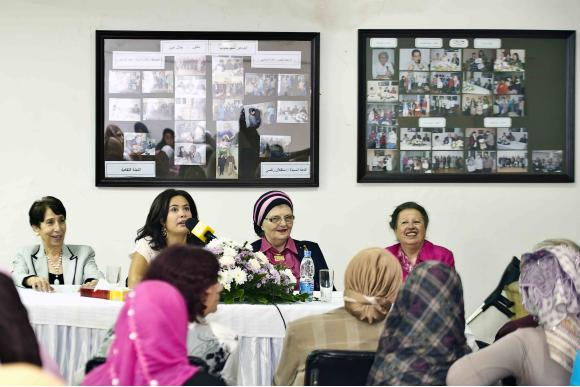 صور السفيرة هند صبري مع فتيات النور والأمل 2012 - صور هند صبري مع فتيات النور والأمل 2012