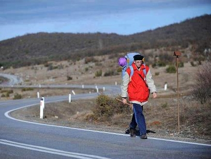 بالصور بوسني يقطع 6000 كيلومتر مشياً لأداء فريضة الحج - بالصور  رحلة سناد هادزيتش للحج سيرا على الأقدام باتجاه مكهَ - صور سناد هادزيتش