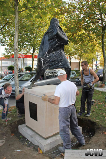 صور تمثال جون كلود فان دام 2012 - بلجيكا تستعد لوضع تمثال جون كلود فان دام 2012 - فى إندرلِكت قريبا تمثال جون كلود فان دام 2012