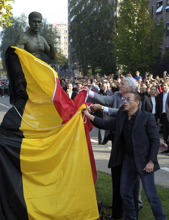 بالصور بلجيكا تهدي تمثال من البرونز ل فان دام - صور تمثال فان دام في بلجيكا - احدث صور فان دام  2012 - صور فان دام