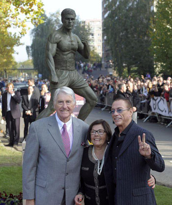 بالصور بلجيكا تهدي تمثال من البرونز ل فان دام - صور تمثال فان دام في بلجيكا - احدث صور فان دام  2012 - صور فان دام