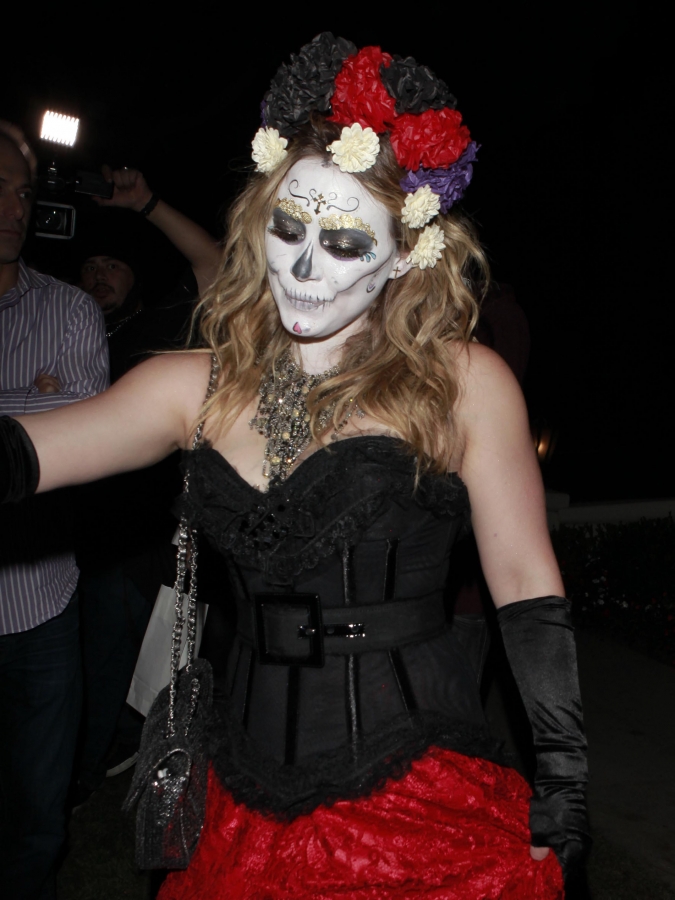 صور هيلاري داف في حفل هالوين ترتدي زي الميت 2012 - احدث صور هيلاري داف 2012