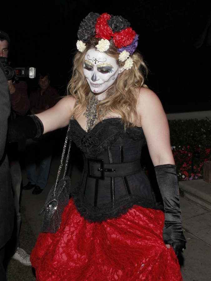 صور هيلاري داف في حفل هالوين ترتدي زي الميت 2012 - احدث صور هيلاري داف 2012