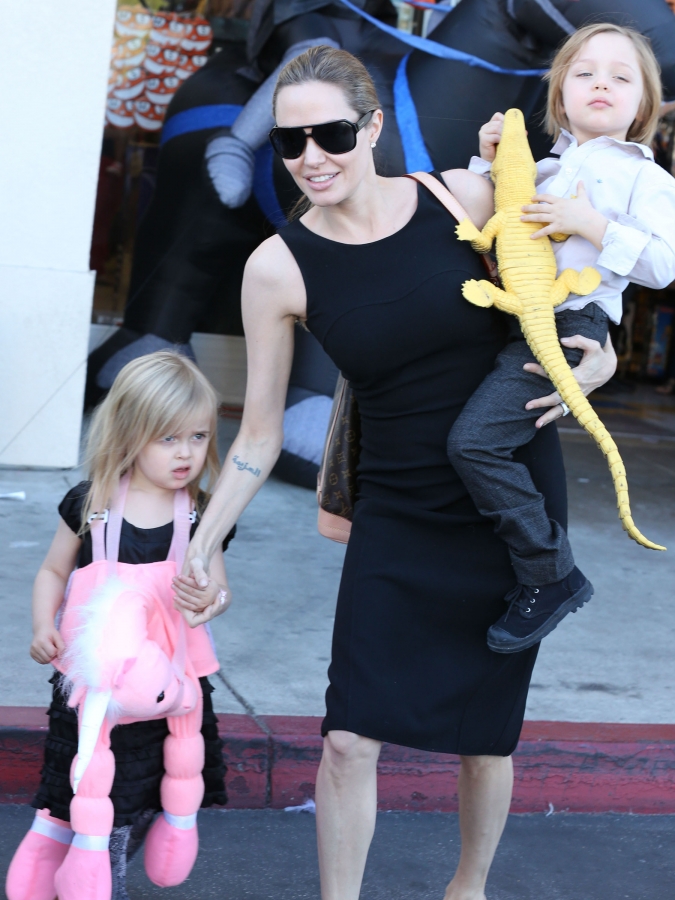 صور انجلينا جولي مع الاطفال الشقروات في حفل تسوف بمناسبة هالوين في ولاية كاليفورنيا 2012