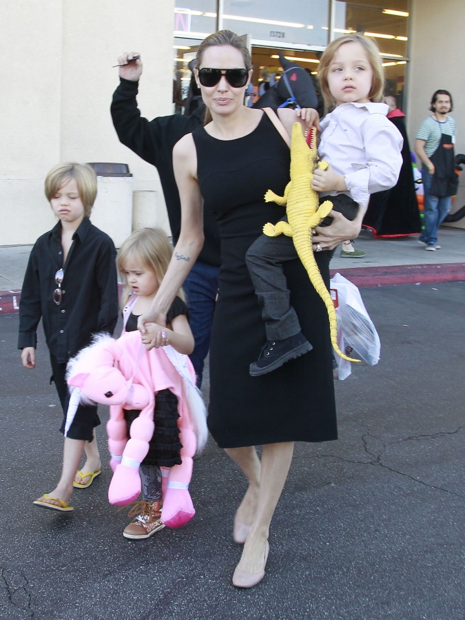 صور انجلينا جولي مع الاطفال الشقروات في حفل تسوف بمناسبة هالوين في ولاية كاليفورنيا 2012