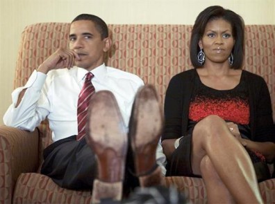صورة اوباما مع زوجته في المنزل لمتابعه نتائج الانتخابات الامريكية 2012 - صورة اوباما قبل اعلان نتائج الانتخابات الامريكية
