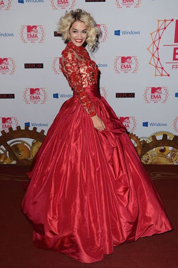 بالصور ريتا أورا تثير الجدل بـ"فستانها" فى حفل mtv 2012