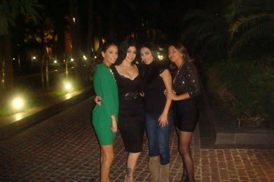الصور الأولى لهيفاء بعد الطلاق مع شقيقاتها الثلاث - صور هيفاء وهبي مع شقيقاتها
