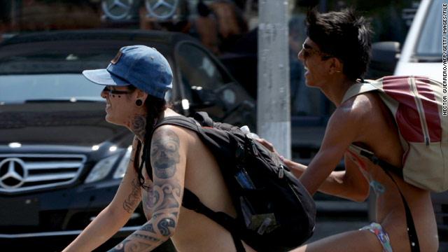 بالصور والفيديو حُظر التعري بمدينة ” سان فرانسيسكو” فخلع المحتجون ملابسهم