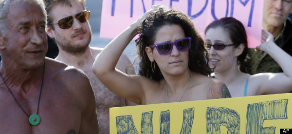 بالصور والفيديو حُظر التعري بمدينة ” سان فرانسيسكو” فخلع المحتجون ملابسهم