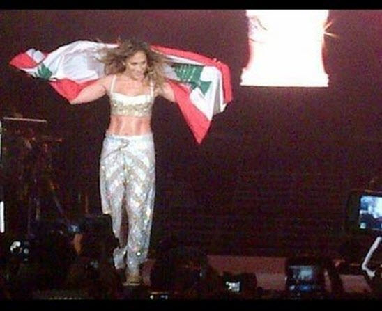 بالصور جنيفر لوبيز ترفع علم لبنان في حفل غنائي في دبي - صور جنيفر لوبيز وعلم لبنان في دبي - صور من حفل جنيفر لوبيز في دبي