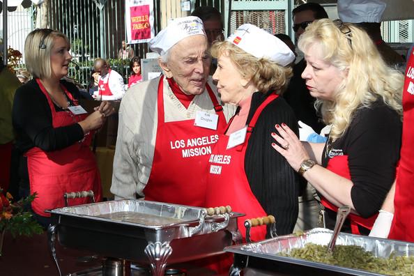 صور مشاهير هوليوود - بالصور مشاهير هوليوود يقدمون الطعام للمحتاجين في عيد الشكر