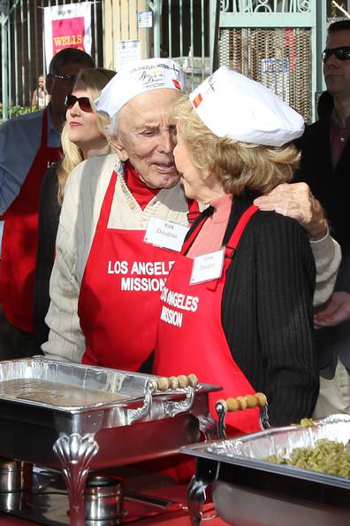 صور مشاهير هوليوود - بالصور مشاهير هوليوود يقدمون الطعام للمحتاجين في عيد الشكر