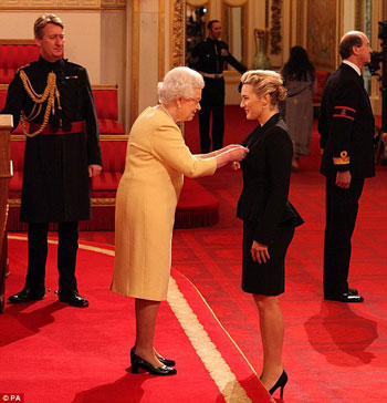 بالصور تكريم كيت وينسلت ومنحها وسام الإمبراطورية البريطانية