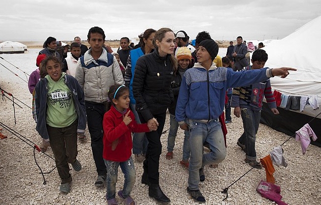 بالصور أنجلينا جولي تتفقد اللاجئين السوريين في الأردن - صور أنجلينا جولي 2013