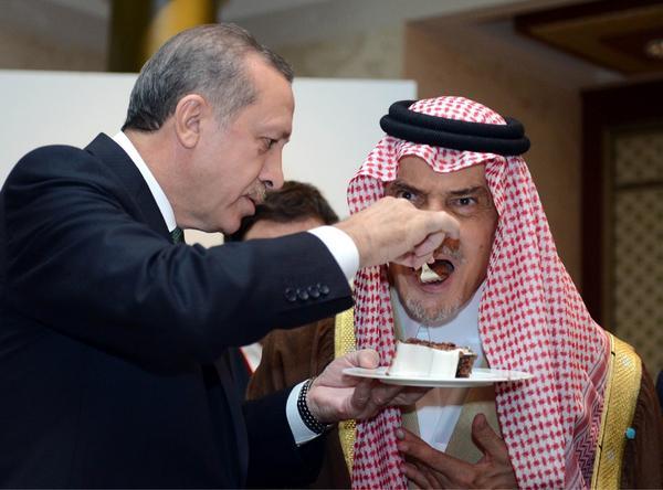 صورة أردوغان يقدم بيده أول قطعة من الكعكة لسمو الأمير سعود الفيصل - أردوغان بيده يقدم الكعكة في فم الأمير سعود الفيصل