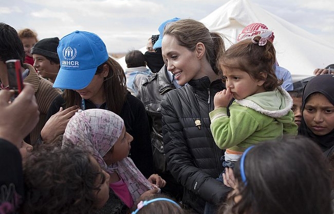 بالصور أنجلينا جولي تتفقد اللاجئين السوريين في الأردن - صور أنجلينا جولي 2013