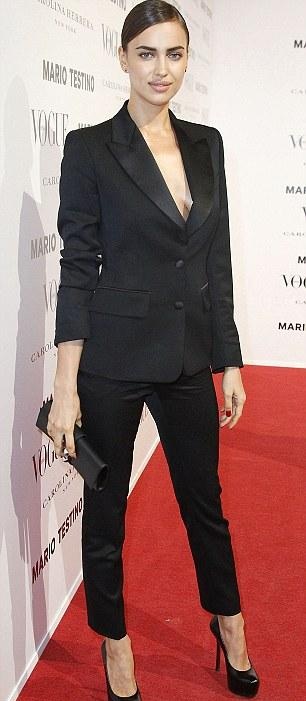 صور ايرينا شايك تثير الجمهور بحفل Vogue & Mario Testino - صور ايرينا شايك 2013