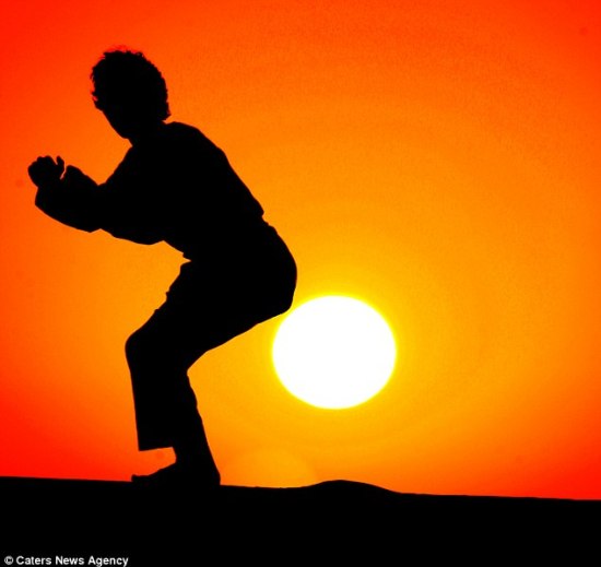 صور سعودي يلعب مع الشمس - صحيفه بريطانية تنشر صور سعودي يلعب مع الشمس