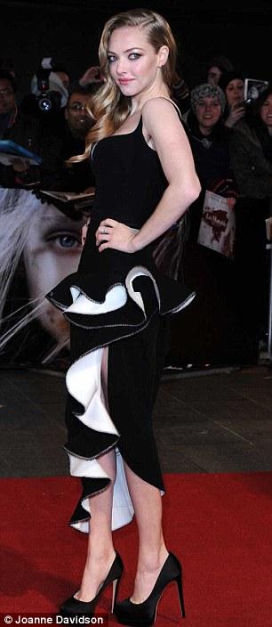 صور اماندا سيفريد بفستان يكشف صدرها 2013 - صور اماندا سيفريد مثيرة كراقصات الفلامينغو