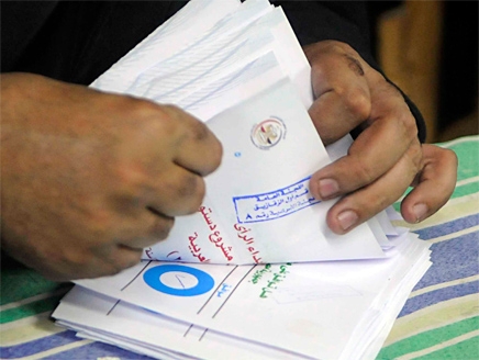 اخر نتائج استفتاء الدستور المصرى-مؤشرات على رجحان كفة "نعم" في استفتاء الدستور المصري