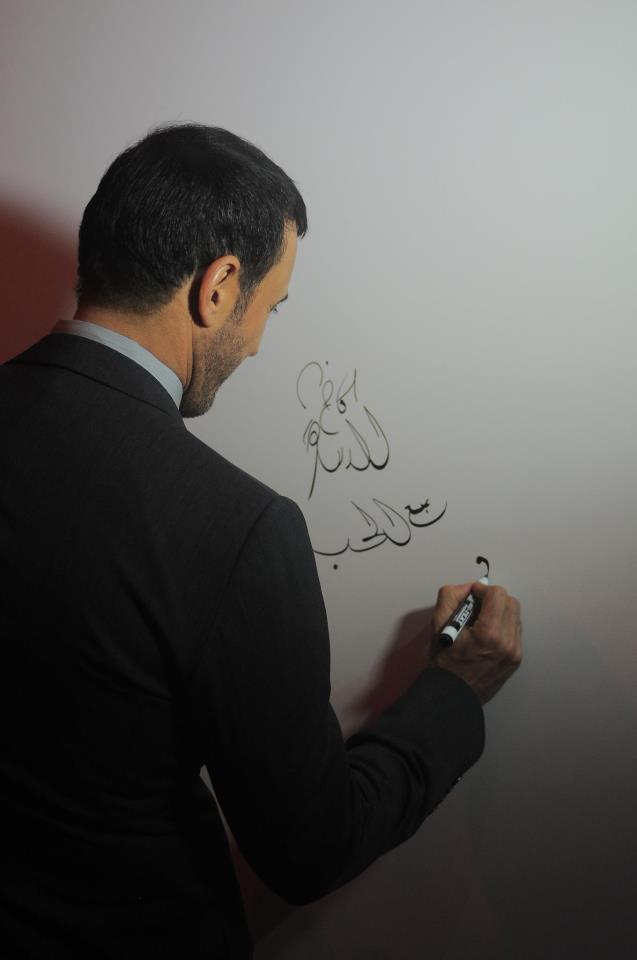 صور كاظم الساهر يكتب على الحائط في كواليس برنامج ذا فويس احلى صوت 2012