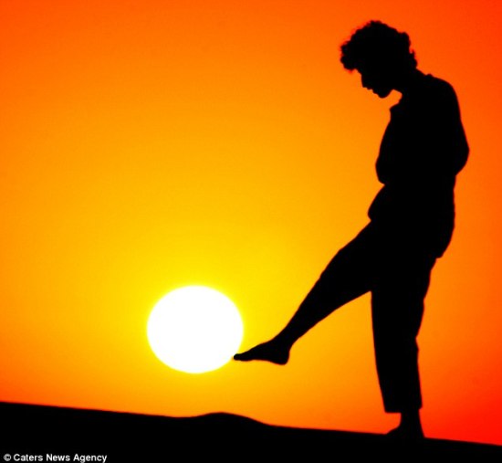 صور سعودي يلعب مع الشمس - صحيفه بريطانية تنشر صور سعودي يلعب مع الشمس