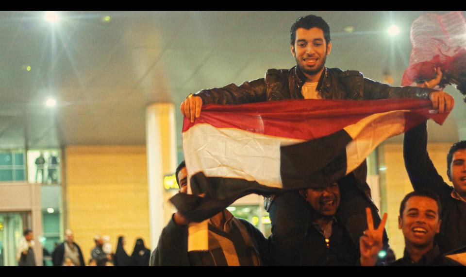 صور استقبال عبد العظيم الذهبي في المطار برنامج ذا فويس احلى صوت 2012
