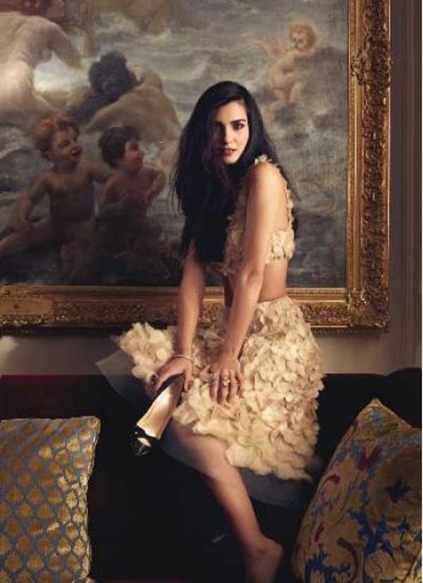 بالصور لميس تجسد برشاقتها الجمال والانوثة على غلاف مجلة ايل 2013