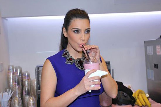 بالصور.. كيم كاردشيان تلفت الأنظار فى المنامة بافتتاح " Millions of Milkshakes "