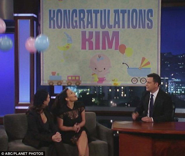صور كيم كردشيان  في برنامج Jimmy Kimmel Live بفستان اسود قصير