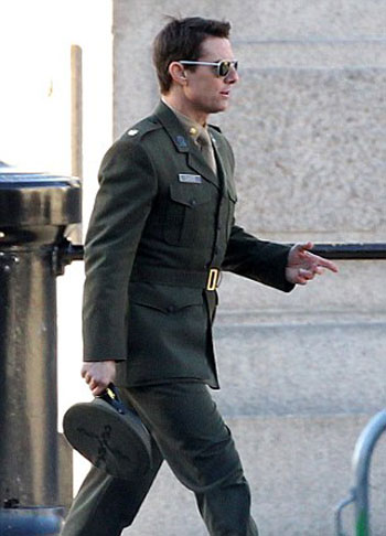 بالصور توم كروز يرتدى ملابس عسكرية ويركب هليوكوبتر فى لندن