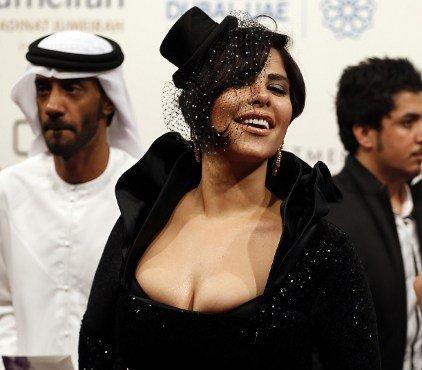 صور شمس الكويتية في مهرجان دبي السينمائي بفستان أسود قصير 2013 - صور شمس في مهرجان دبي 2013