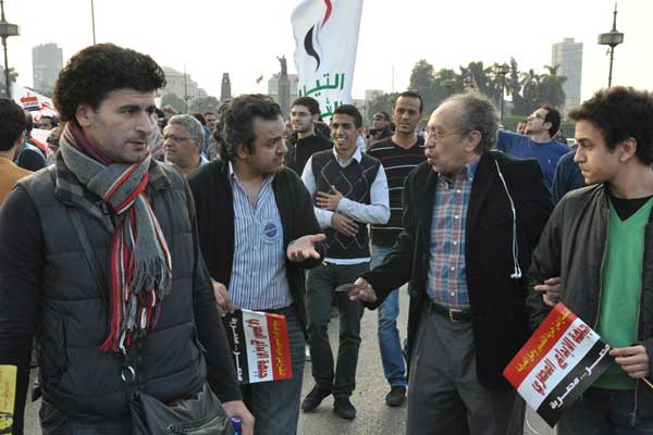 بالصور أهل الفن ينضمون إلى ميدان التحرير - صور الفنانين في ميدان التحرير - صور نجوم الفن في ميدان التحرير
