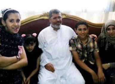 الصورة التى حققت 500 الف لايك في 5 ساعات فقط - هكذا ظهر الرئيس مرسي للمرّة الأولى
