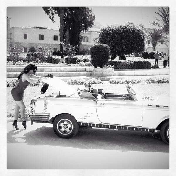 صورة هيفاء وهبي بالأسود والأبيض بجانب سيارة بيضاء مكشوفة