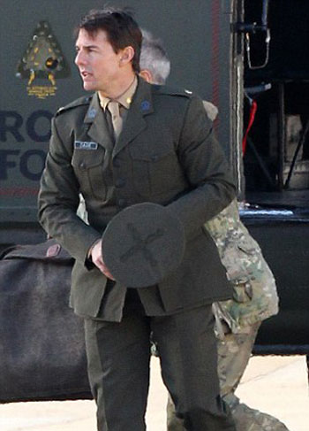 بالصور توم كروز يرتدى ملابس عسكرية ويركب هليوكوبتر فى لندن