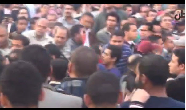 بالصور ليلى علوي تتعرض للتحرش في ميدان التحرير- صور التحرش في ليلى علوي في ميدان التحرير