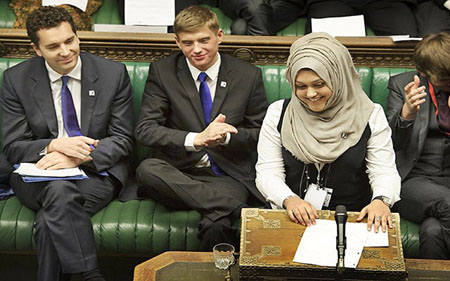 صور سمية كريم أول محجبة تلقي كلمة في البرلمان البريطاني