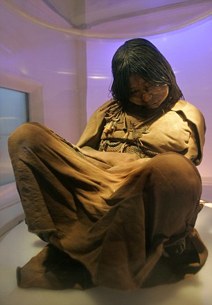 صور الثلج يحفظ جثة فتاة 500 عام - صور جثة فتاة عمرة 500 عام