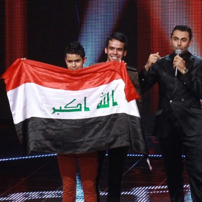 صور قصي يحمل العلم العراقي على مسرح ذا فويس