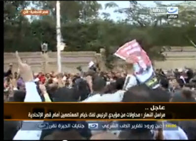 صور اشتباكات قصر الإتحادية- صور الإخوان يهاجمون المعتصمين من أمام قصر الإتحادية