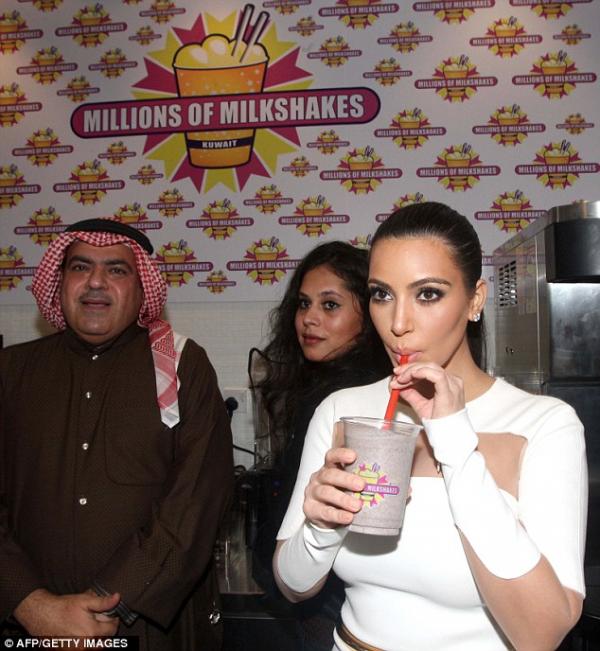 صور كيم كارداشيان في افتتاح فرع الـ Millions of Milkshakes في المركز التجاري Grand Avenues في الكويت