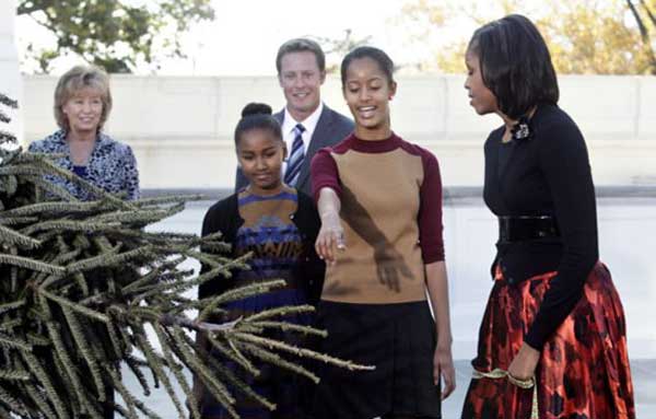 بالصور ميشيل أوباما تستقبل شجرة الكريسماس