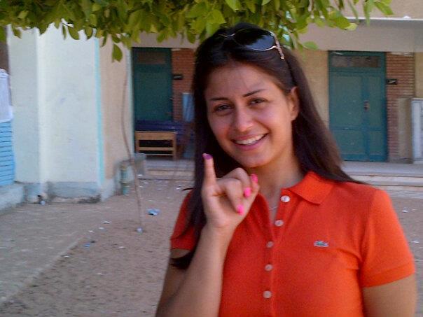 صورة منة فضالى بعد التصويت لاحمد شفيق فى جولة الاعادة فى الانتخابات الرئاسية 2012