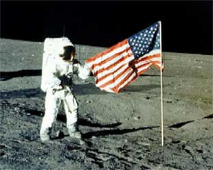 اول ما قاله نيل امسترونغ على سطح القمر - الجمل التي قالها نيل امسترونغ على سطح القمر