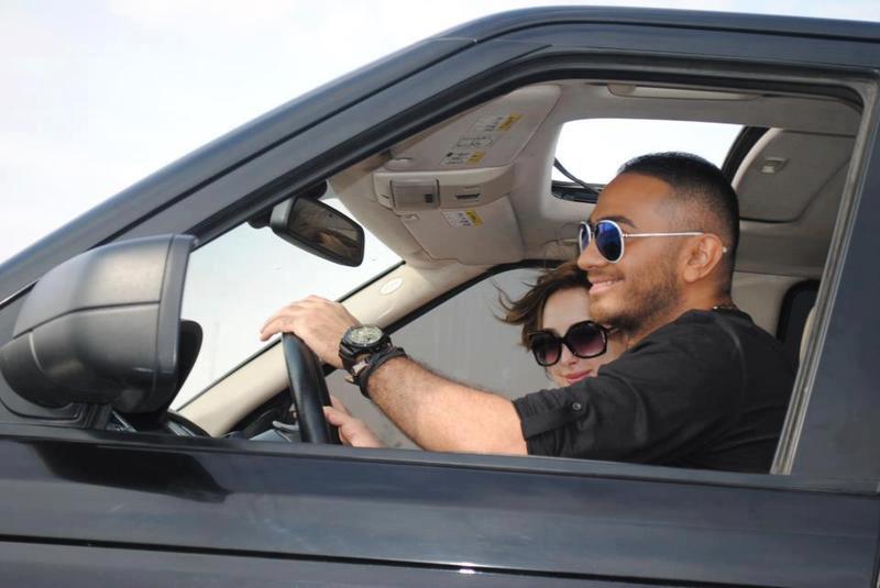 صورة تامر حسني وبسمة بوسيل في السيارة 2012 - صورة جديد لتامر وبسمه اليوم 16/9/2012