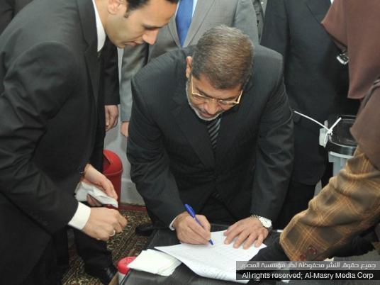صور الرئيس محمد مرسي يدلي بصوته في الاستفتاء على الدستور - يوتيوب مرسي يصوت للدستور - مرسي يدلي بصوته في الاستفتاء
